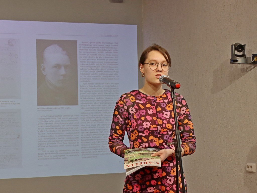 Uuvven numeron piäteeman artikkelin kirjuttaja Sonja Nikitina kerto Osmo Borodkinin elämänkerran piätapahtumista. 16+ Kuva: Alina Kartinen