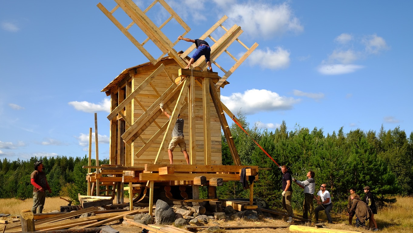 Haukkasaaren vanhan tuulimyllyn restaurointi alkoi vuonna 2018 ja jatkuu kesällä 2022. Kuva: Haukkasaaren kylän VKontakte-sivu