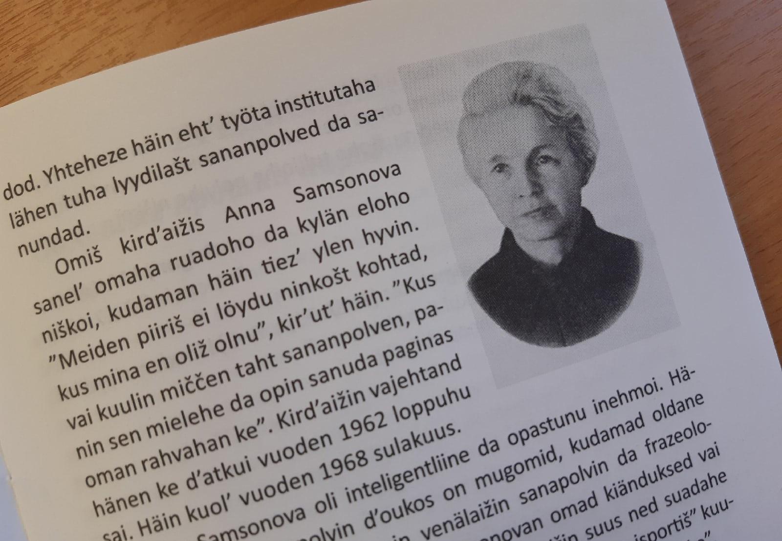 Anna Samsonovan paginois oli rahvahan viizahuttu da karjalan kielen rikkahuttu. Kuva on otettu Priäžan lyydilaižad sananpolved -kniigaspäi.  