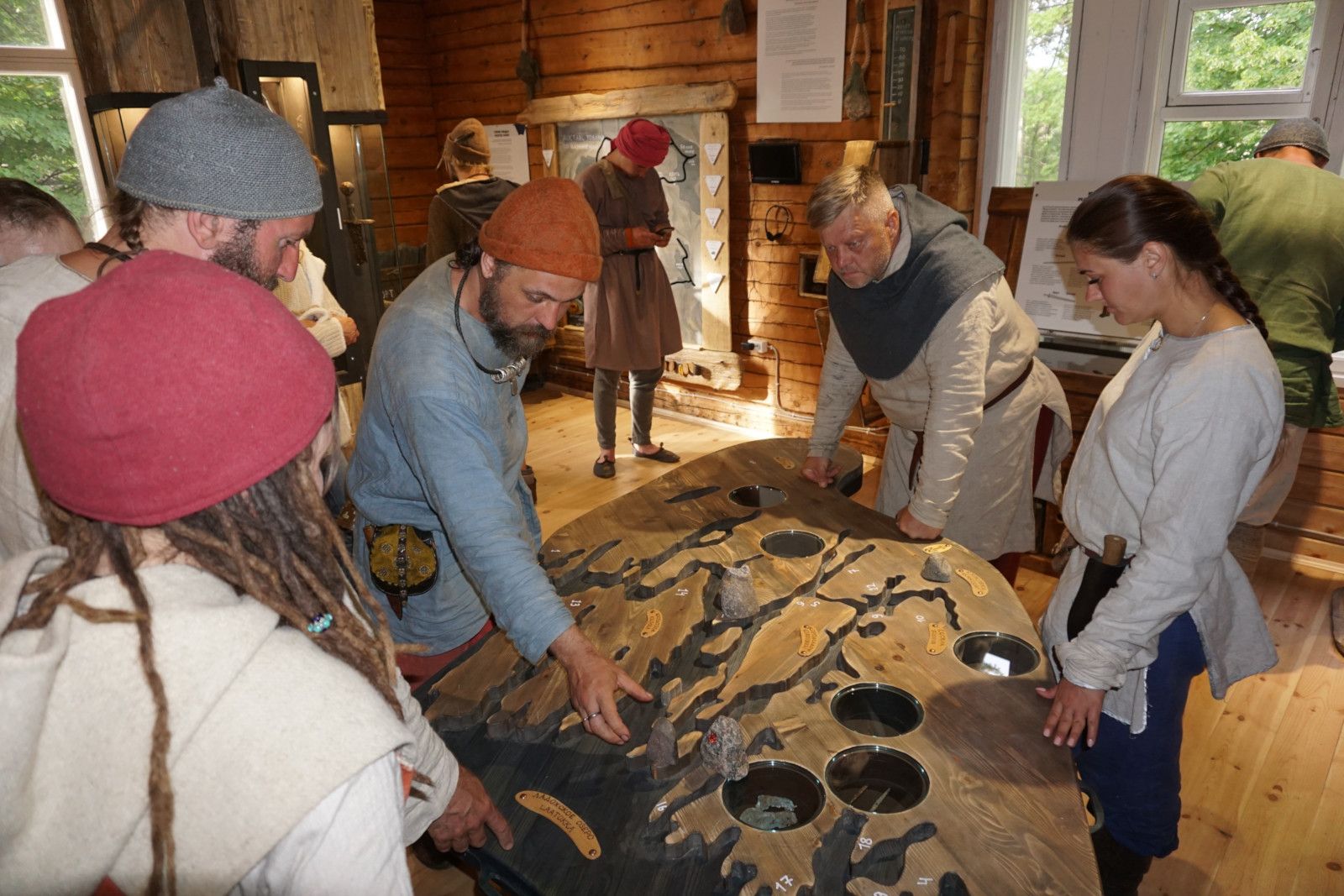 Näyttelyssä on jo käynyt monia pietarilaisia turisteja, muun muassa viikinkien historian harrastajia. Heillä on ollut mahdollisuus nähdä Kurkijoen nykyajan arkeologisia löytöjä ja pitää käsissään vanhoista löydöistä otettuja kopioita. 0+ Kuva: InterAktiiv
