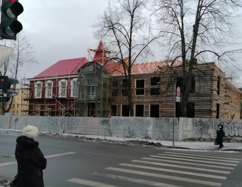Petroskoissa Leninin- ja Anohininkadun risteykseen nouseva julkinen keskus näyttää samalta kun 1950—1960-luvulla, jolloin rakennuksessa toimi mm. Karjalais-suomalaisen sosiaalisen neuvostotasavallan ulkoministeriö. Kuva: Marina Tolstyh
