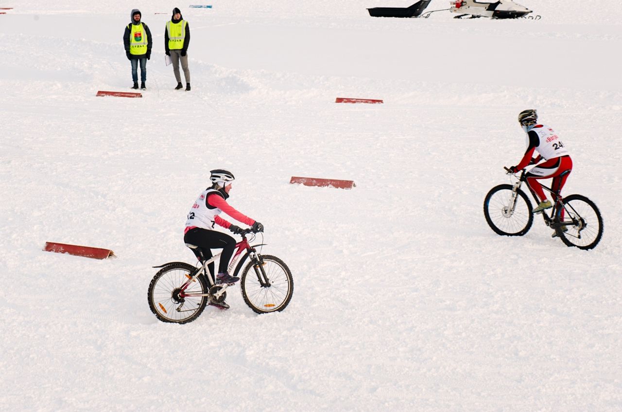 Karjalan talvitriathlonin festivaali kokoaa 37 triathlonistia. Urheilijat kilpailevat kolmessa urheilulajissa.  Kuva: Karjalan talvitriathlonin festivaalin VKontakte-sivu