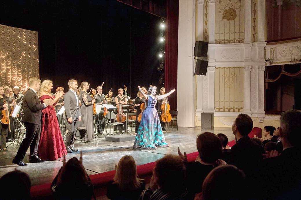 Nuorten oopperatähtien festivaali OperaVita alkaa gaalalla Musiikkiteatterin suurella näyttämöllä tänään kello 19.00. 12+. Kuva: Karjalan musiikkiteatterin VKontakte-sivu