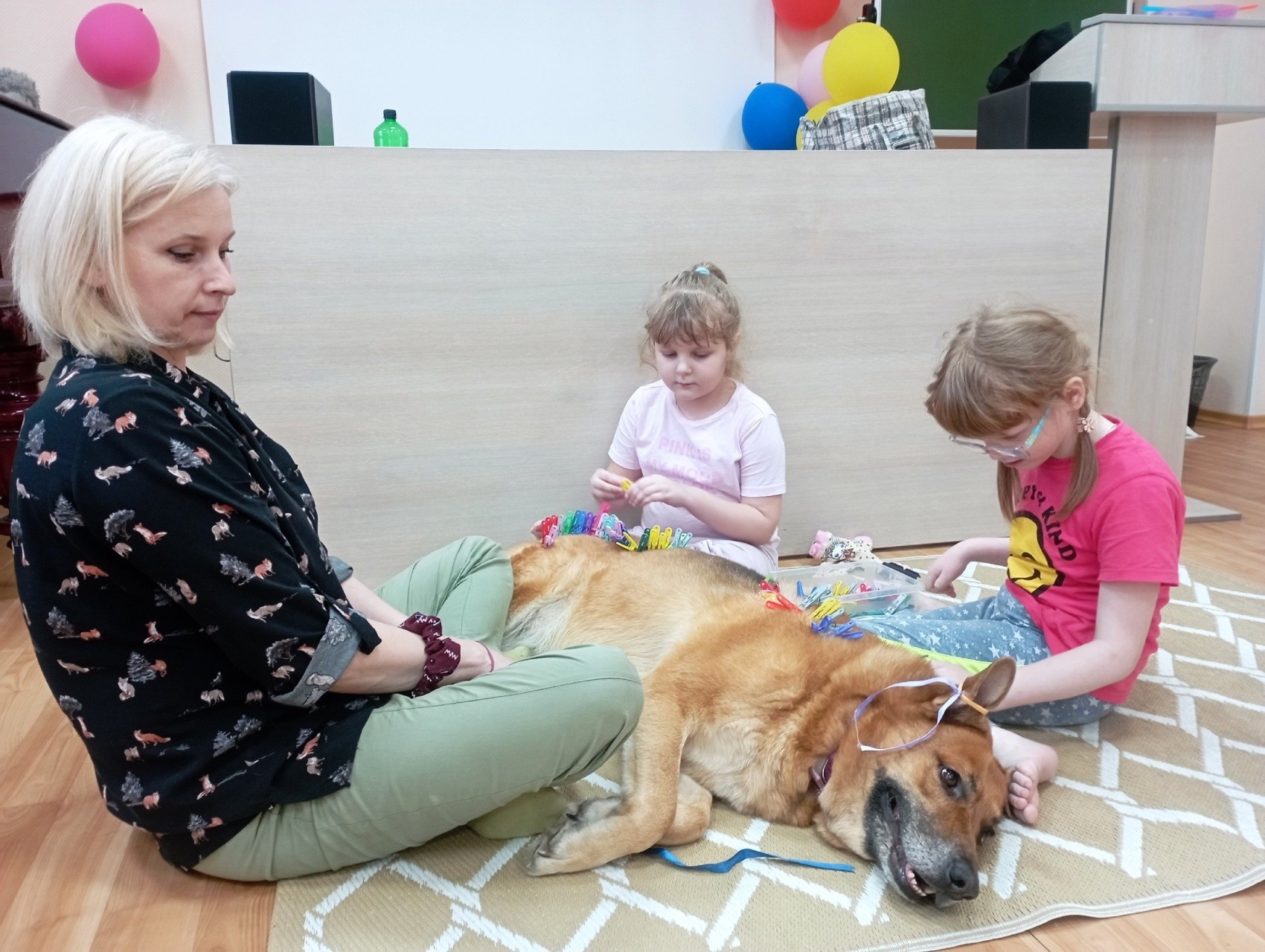 Petroskoin lastensairaalassa lapset parantavat terveyttä viettämällä aikaa koirien kanssa. Kuvassa on Avoimet sydämet -järjestön johtaja Svetlana Jefimova ja koiransa Aira. Kuva: Margarita Pehkonen