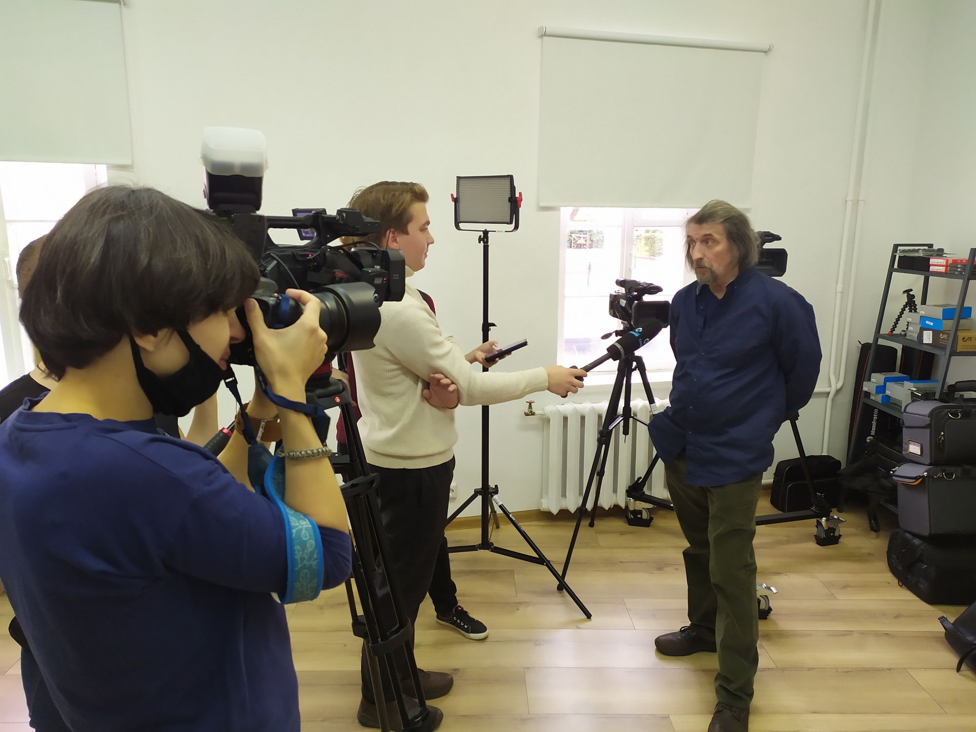 Vyhod-mediakeskuksen johtaja Sergei Terentjev kertoo Petroskoin taiteilijaresidenssin työstä. Kuva: Jelena Maloduševa