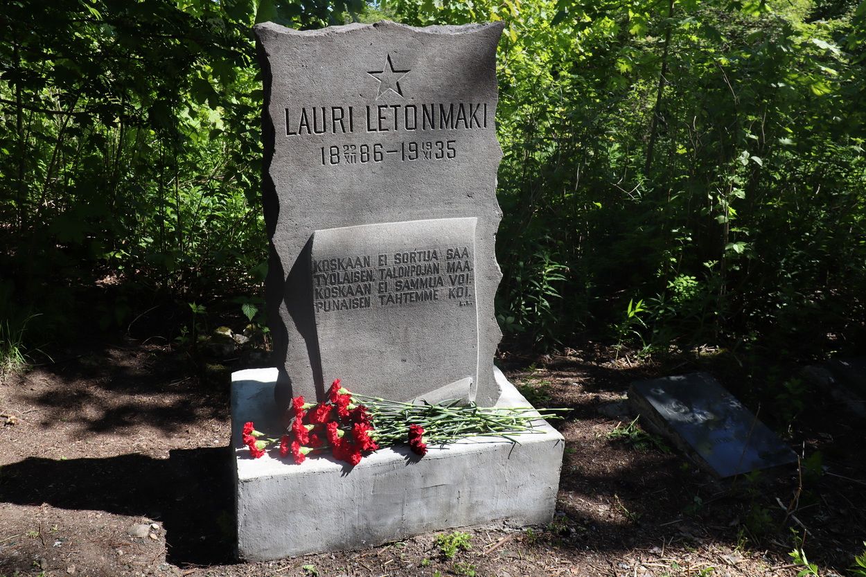 Kirjailijan ja kääntäjän Lauri Letonmäen hautaa pidetään jatkossa kunnossa. Talkoot aiotaan järjestää säännöllisesti. Kuva: Julia Veselova / Karjalan Sanomat