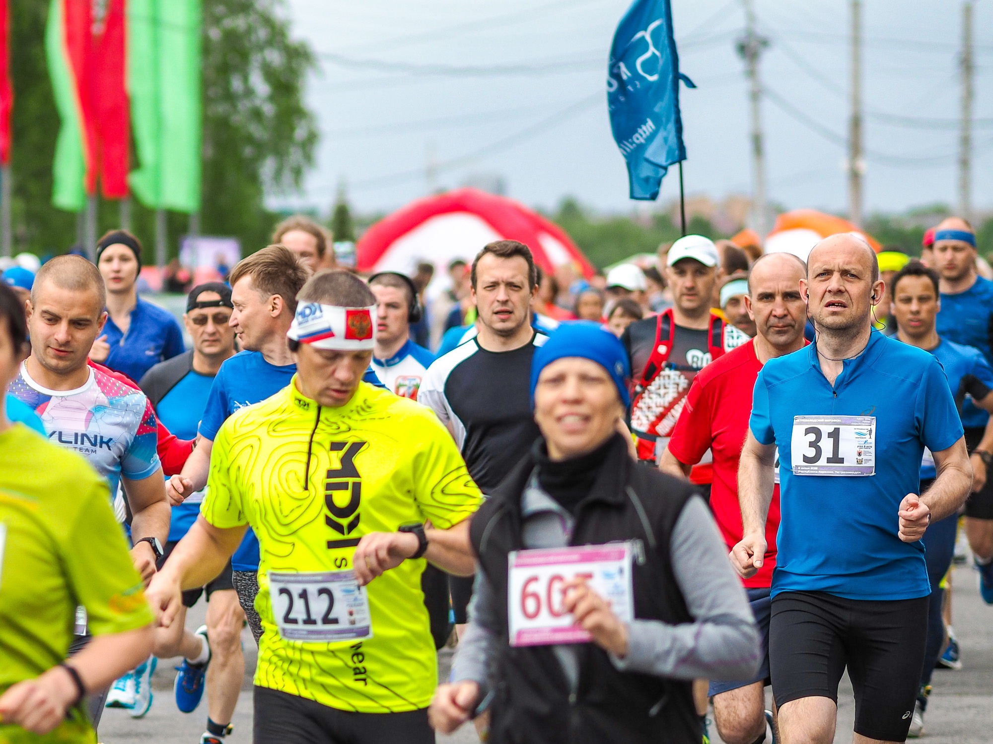 Juoksijat kilpailevat eri ikäryhmissä. Kaikki maaliin saapuvat palkitaan osallistumispalkinnolla. Kuva: Petroskoin puolimaratonin Vkontakte-sivu