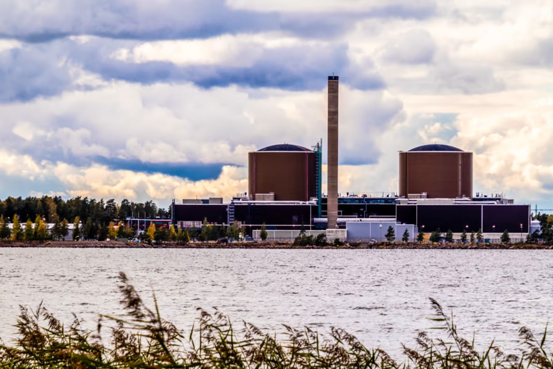 АЭС «Ловииса» расположена на острове Хястхолмен, недалеко от города Ловииса. Фото: Mikael Kokkola / Yle