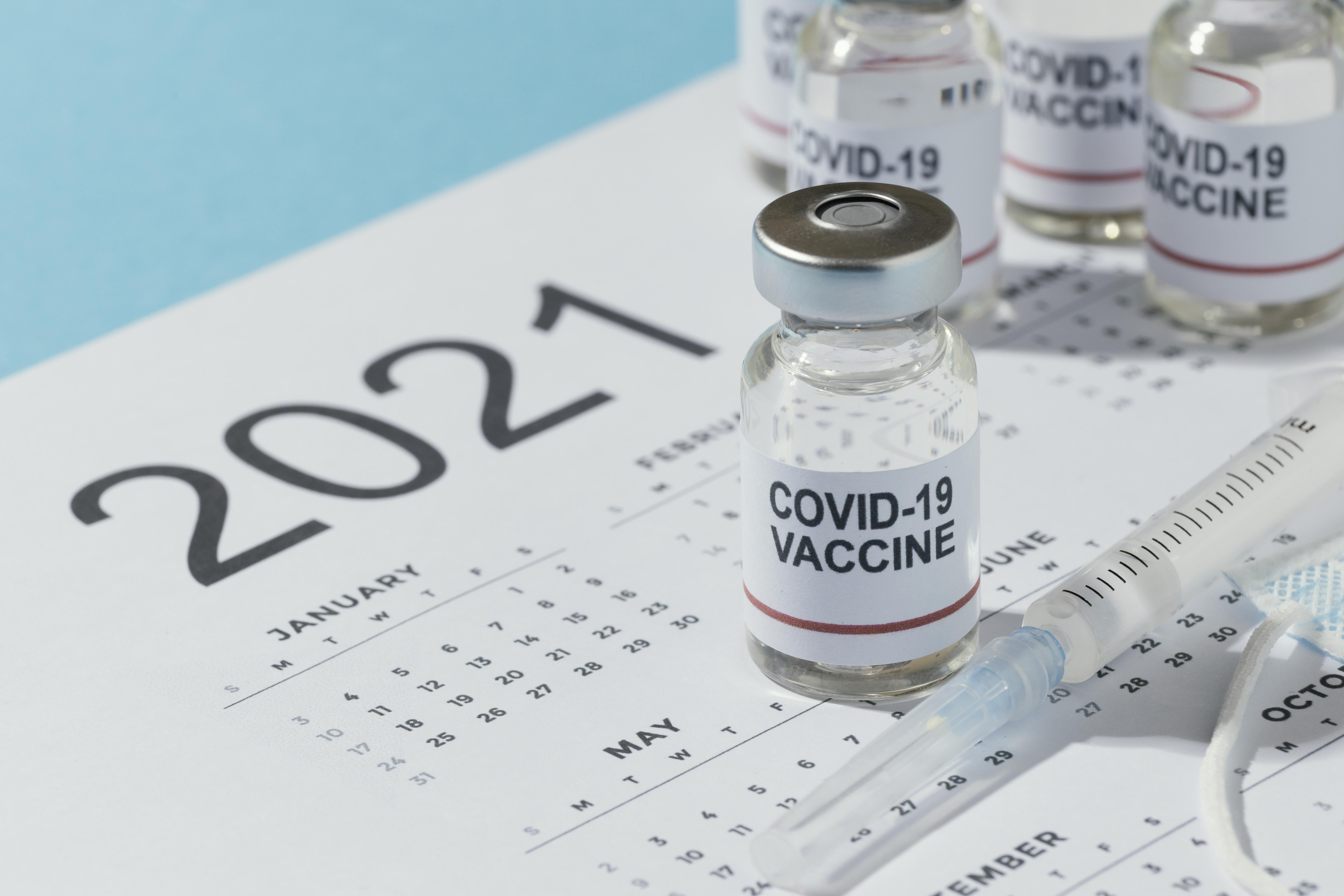 Raportin mukaan kaksi rokotetta antaa tehokkaan suojan koronaviruksen kaikkia todettuja variantteja vastaan. Kuva: freepik.com
