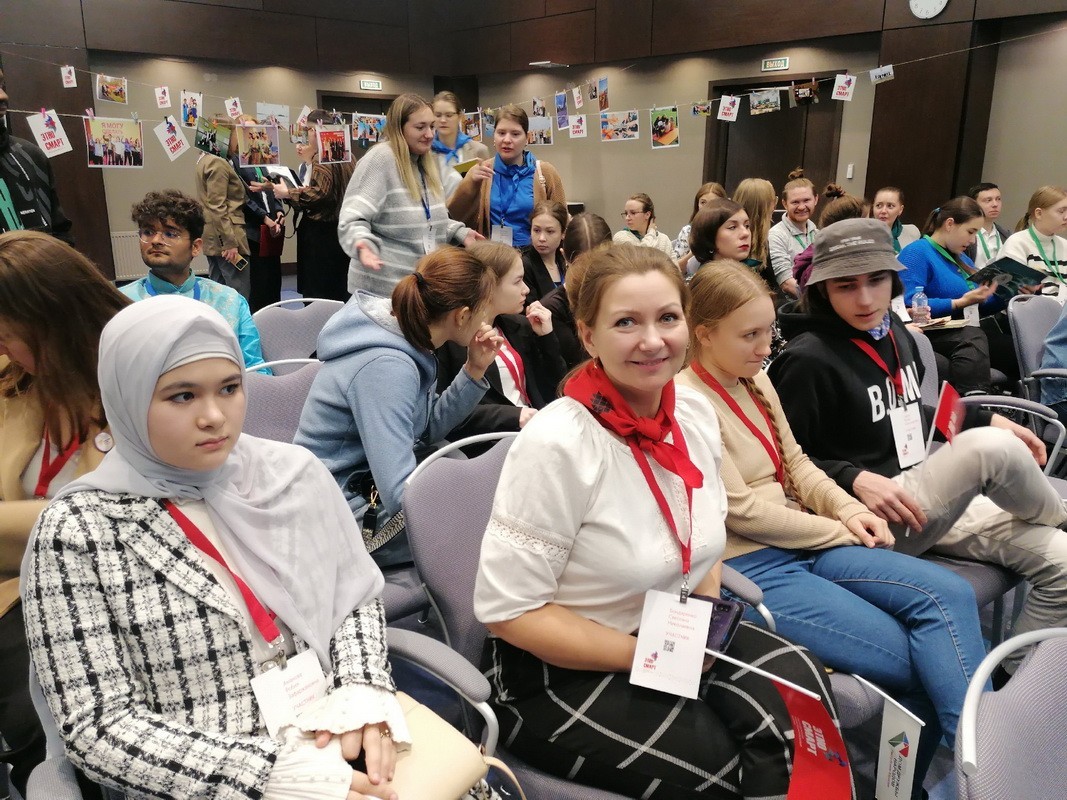 Alle 35-vuotiaat nuoret kokoontuivat viikon alussa Etnosmart-foorumiin Petroskoihin löytääkseen uusia vuorovaikutusmuotoja Karjalan eri kansojen välillä. Kuva: Marina Tolstyh