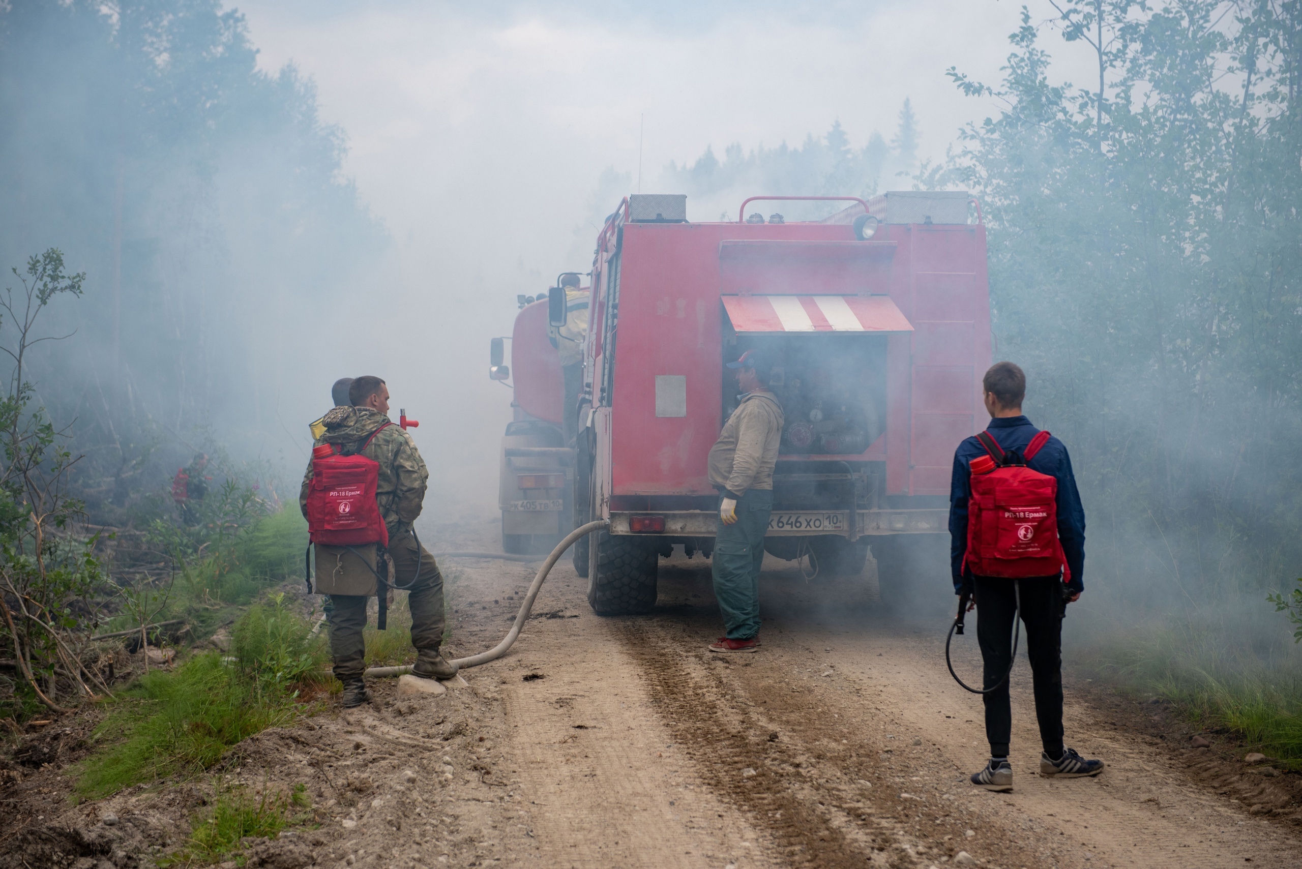 Nyt metsäpalojen sammutustöihin osallistuu noin 3 600 ihmistä. Kuva: Karjalan tasavallan päämiehen VKontakte-sivu