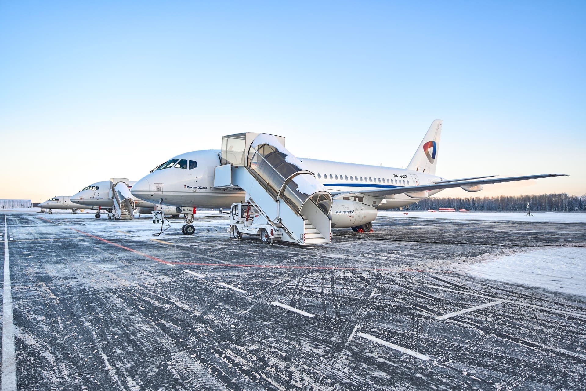 Iltavuoro lähtee Moskovasta kello 18:25 ja Petroskoista kello 20:45. Lennot suoritetaan Bombardier CRJ200 -koneella. Kuva: Severstal-lentoyhtiön VKontakte-sivu