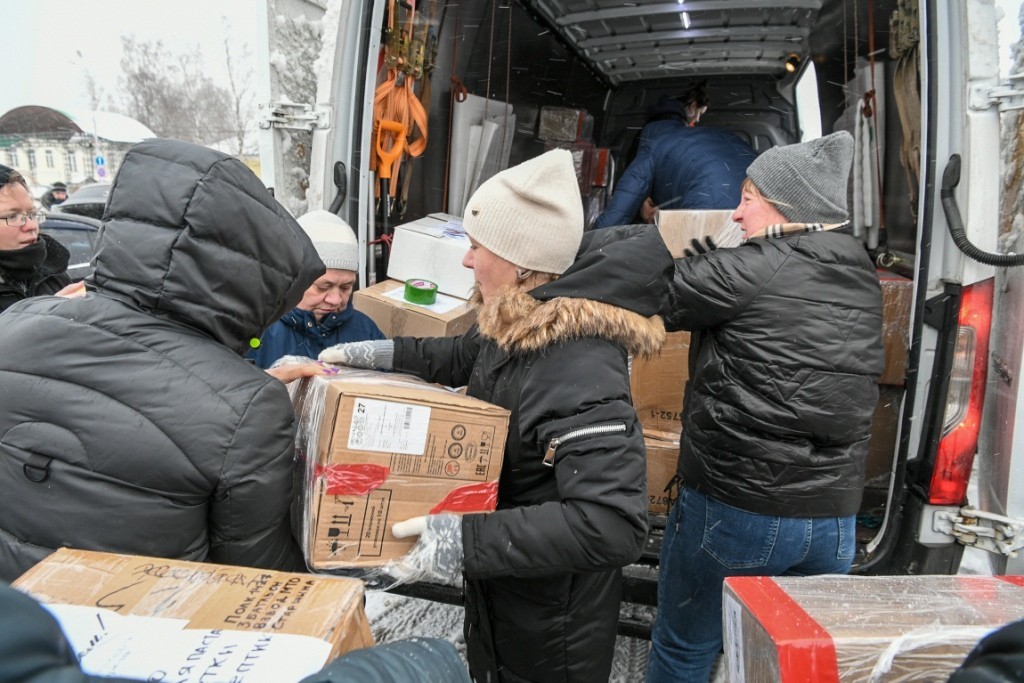 Mobilisoiduille kansalaisille lähetettiin vaatteita, lääkkeitä, hygieniatuotteita, peittoja ja kenkiä. Kuva: Karjalan tasavallan päämiehen lehdistöpalvelu