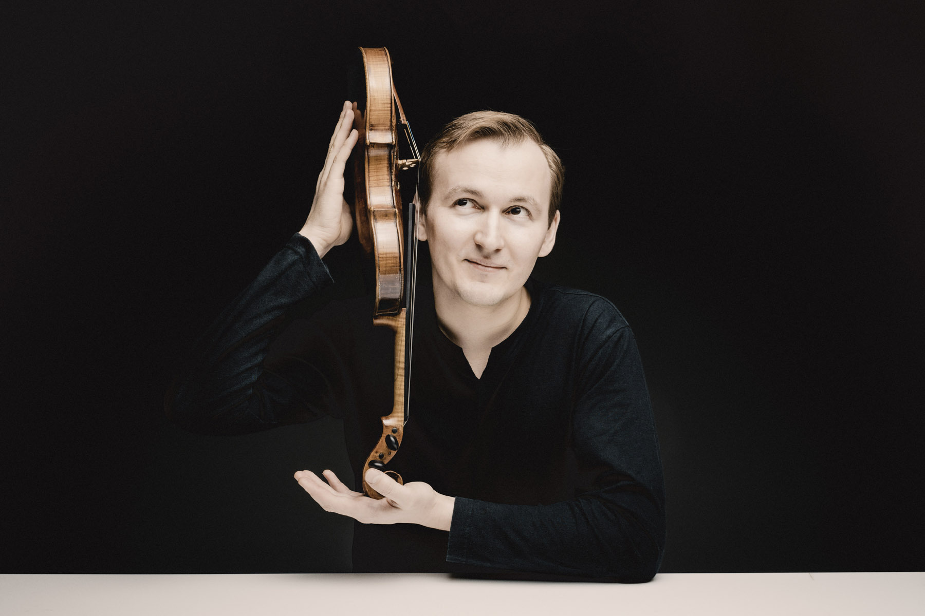 36-vuotias Nikita Borisoglebski on Venäjän kysytyimpiä ja lahjakkaimpia viulisteja. 6+. Kuva: Karjalan filharmonia