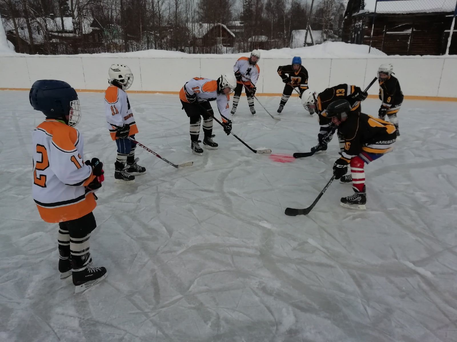 Nyt Kalevalassa jääkiekkoa harrastaa pysyvästi noin 20 poikaa ja neljä tyttöä. Ydinjoukkona on 7—14-vuotiaat. Kuva: Kalevalan kontiet -joukkueen VKontakte-sivu
