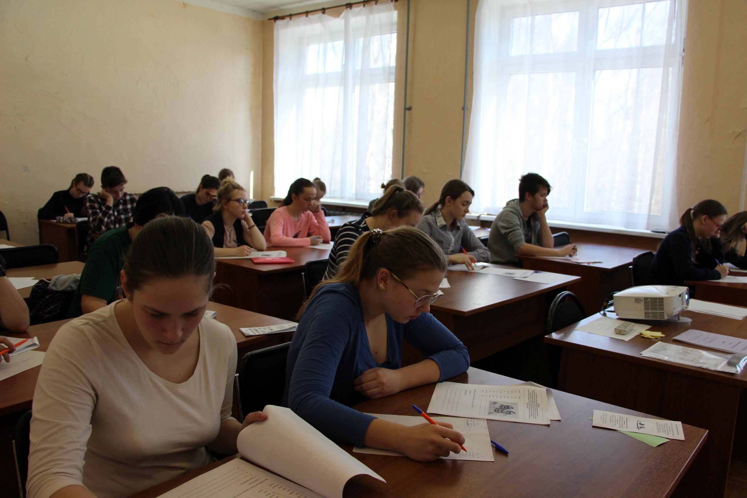 Venäjän opetuslain mukaan oppilaat voivat käydä koulua kahdessa vuorossa vain tavallisissa kouluissa. Lyseoiden ja kymnaasien oppilaat voivat opiskella vain aamuvuorossa. Kuva: Karjalan Sanomat
