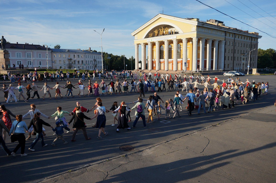 Kaikki halukkaat voivat osallistua karjalaiseen piiritanssiin. Vuonna 2018 tempaus yhdisti yli 300 ihmistä Petroskoissa. 6+. Kuva: Karjalainen kruuga -tempauksen Vkontakte-sivu