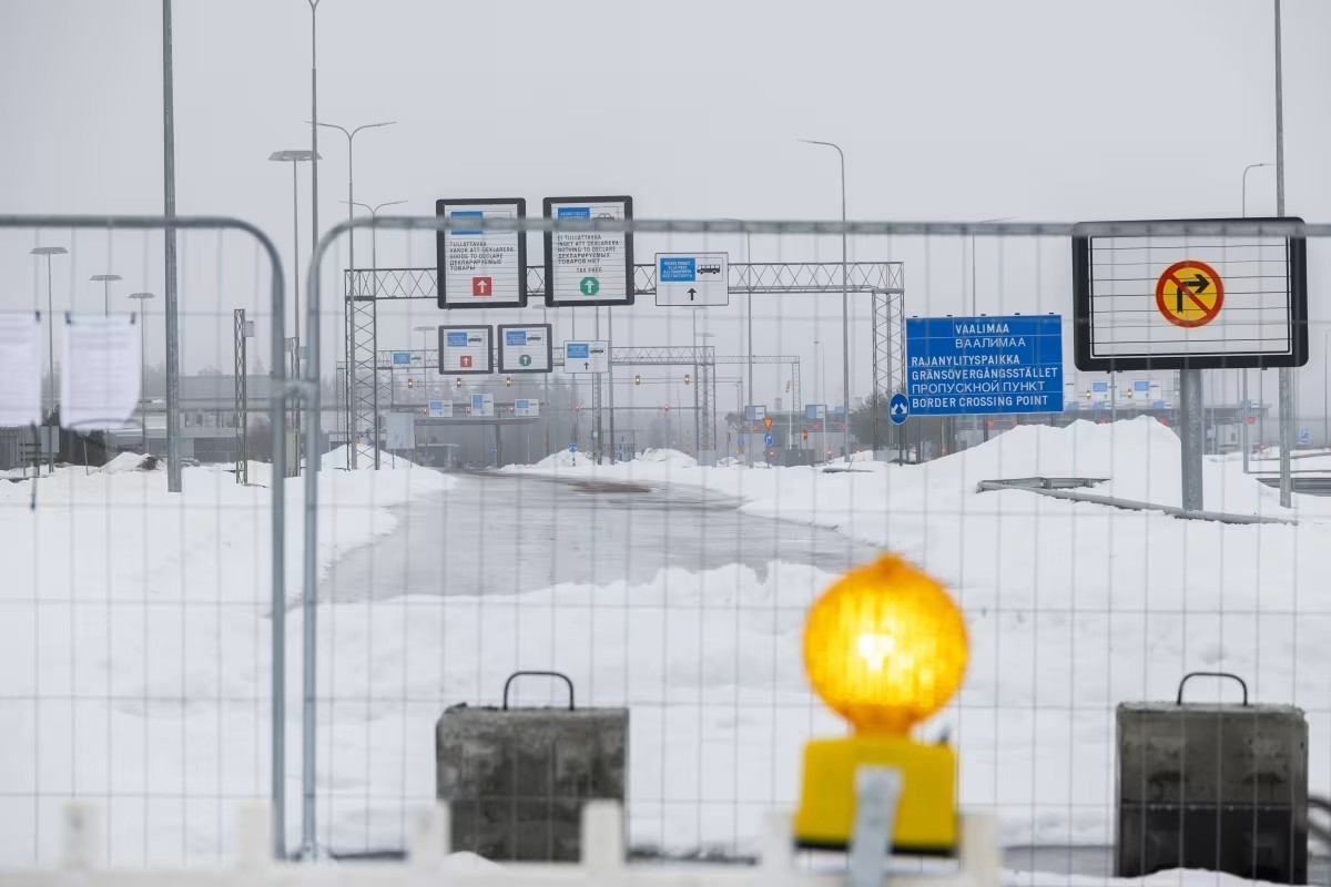 В феврале финские власти решили продлить закрытие КПП на границе с Россией до 14 апреля. В настоящий момент Финляндия продолжает активное строительство забора на границе. Фото: Antro Valo / Yle