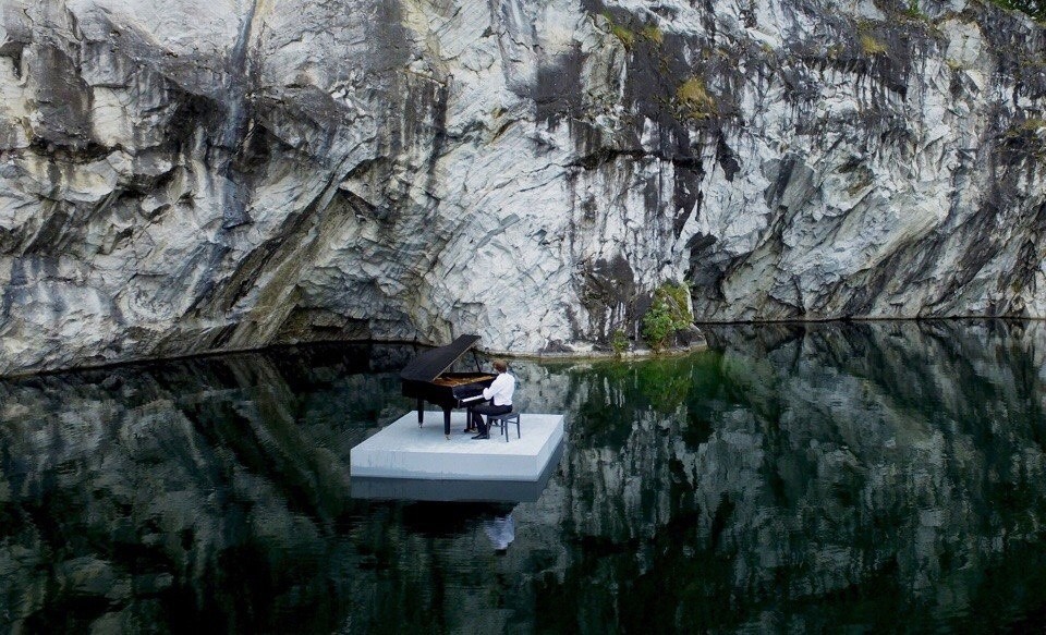 Kerran vuodessa marmorikanjonin järven keskellä uivalle lavalle pystytetään flyygeli, jolla pianisti Pavel Andrejev soittaa uusia sävellyksiään. 6+. Kuva: Ruskealan marmoripuiston VKontakte-sivu