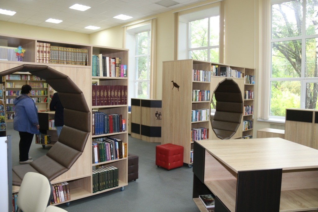 Kulttuuri-kansallishankkeen tuella kirjastoon hankittiin muun muassa uudet laitteet, mukavat huonekalut ja uutuuskirjat. Kuva: Karjalan päämiehen lehdistöpalvelu