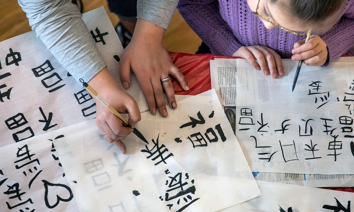Tänä vuonna kiinan kielen linjalle pääsee 15 ihmistä. Nyt linjalla on vain maksullisia opiskelupaikkoja. Linjalta valmistunut saa lingvistiikan kandidaatin todistuksen. Kuva: gubdaily.ru