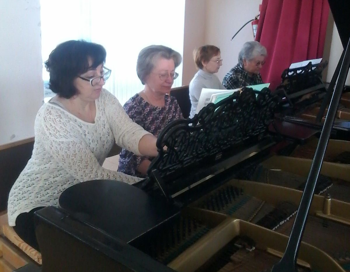 Konsertissa Sortavalan musiikkikoulussa esiintyy kaksi pianoduota samaan aikaan. 6+. Kuva: Pohjois-Laatokan kotiseutumuseon VKontakte-sivu