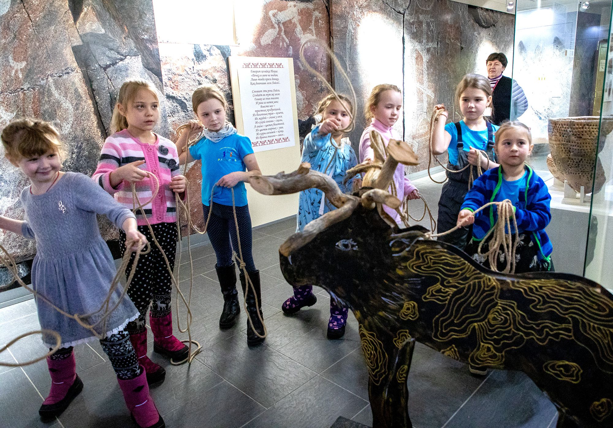 Kalevala-aiheisessa työpajassa lapset oppivat heittämään lassoa hirven sarvien ympärille. 0+ Kuva: Kansallinen museo