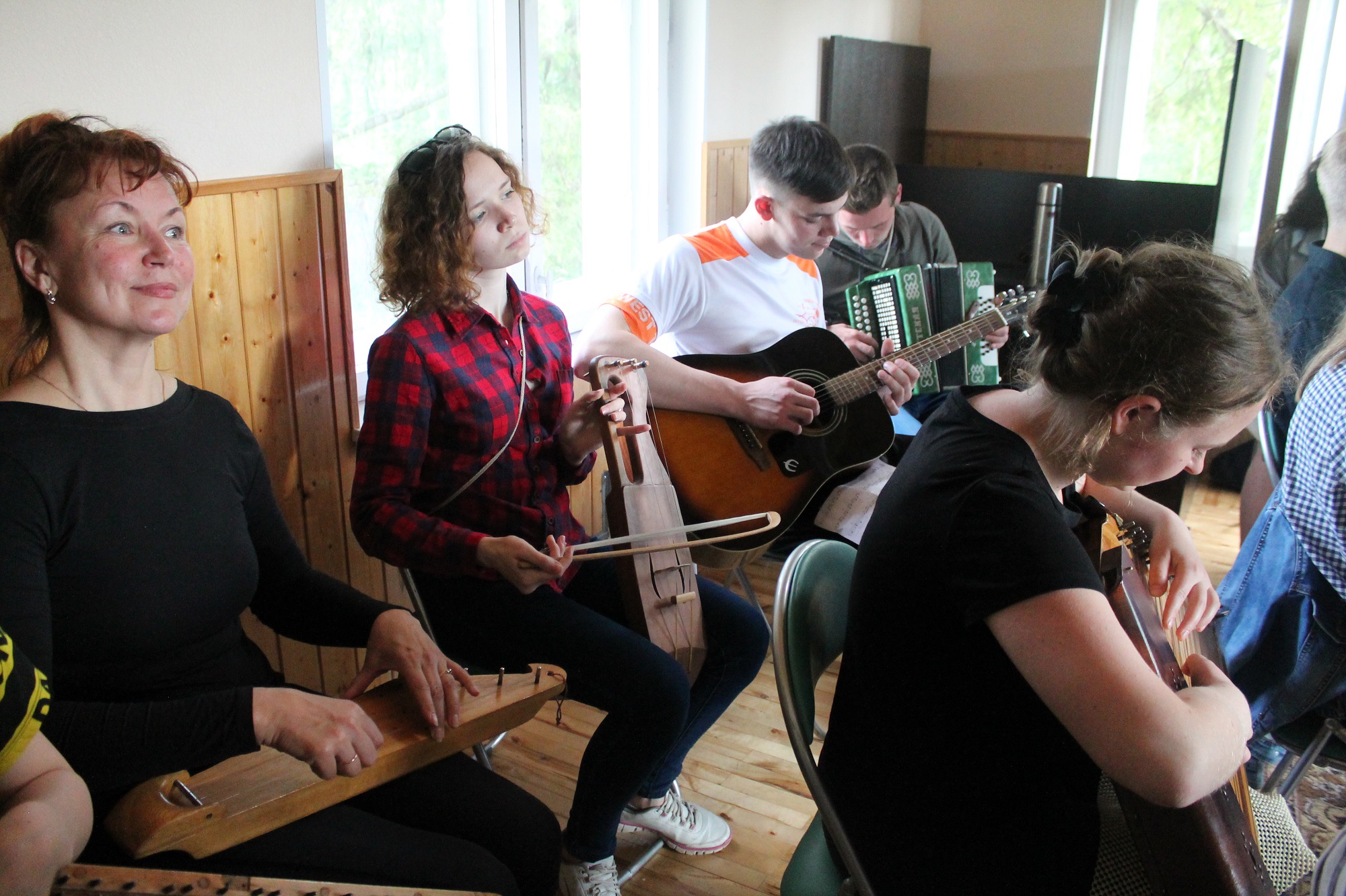 Musiikkileirin tavoitteena on löytää lahjakkaita nuoria muusikoita ja kannattaa nuorten aloitteita ja ideoita. 16+. Kuva: Karjalan tasavallan kansantaiteen ja kulttuurialoitteiden keskuksen VKontakte-sivu