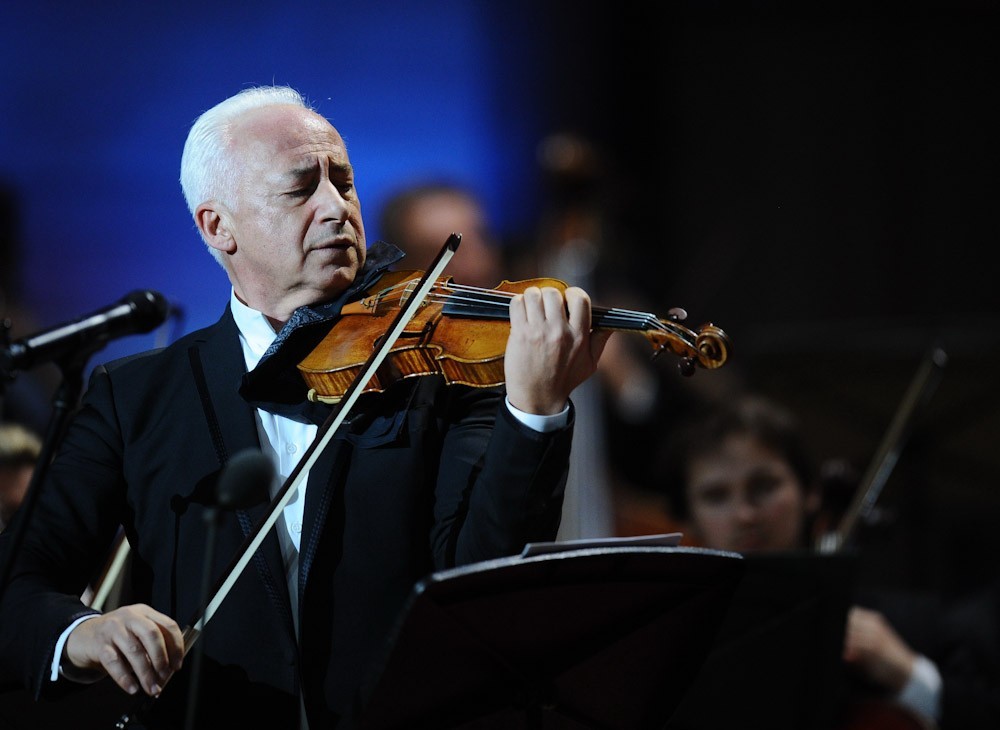 Tunti Bachia -konsertissa viuluvirtuoosi Vladimir Spivakov soittaa Antonio Stradivarin tekemää viulua. 6+. Kuva: Karjalan filharmonia