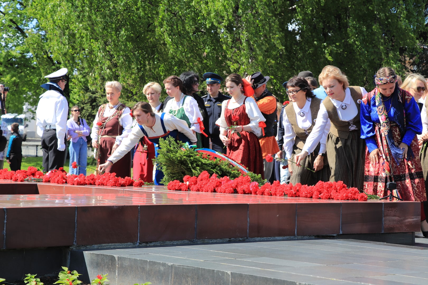 Tasavallan perustamisen vuosipäivänä eri kansojen edustajat laskivat kukkia Tuntemattoman sotilaan haudalle Petroskoissa. Kuva: Uljana Tikkanen