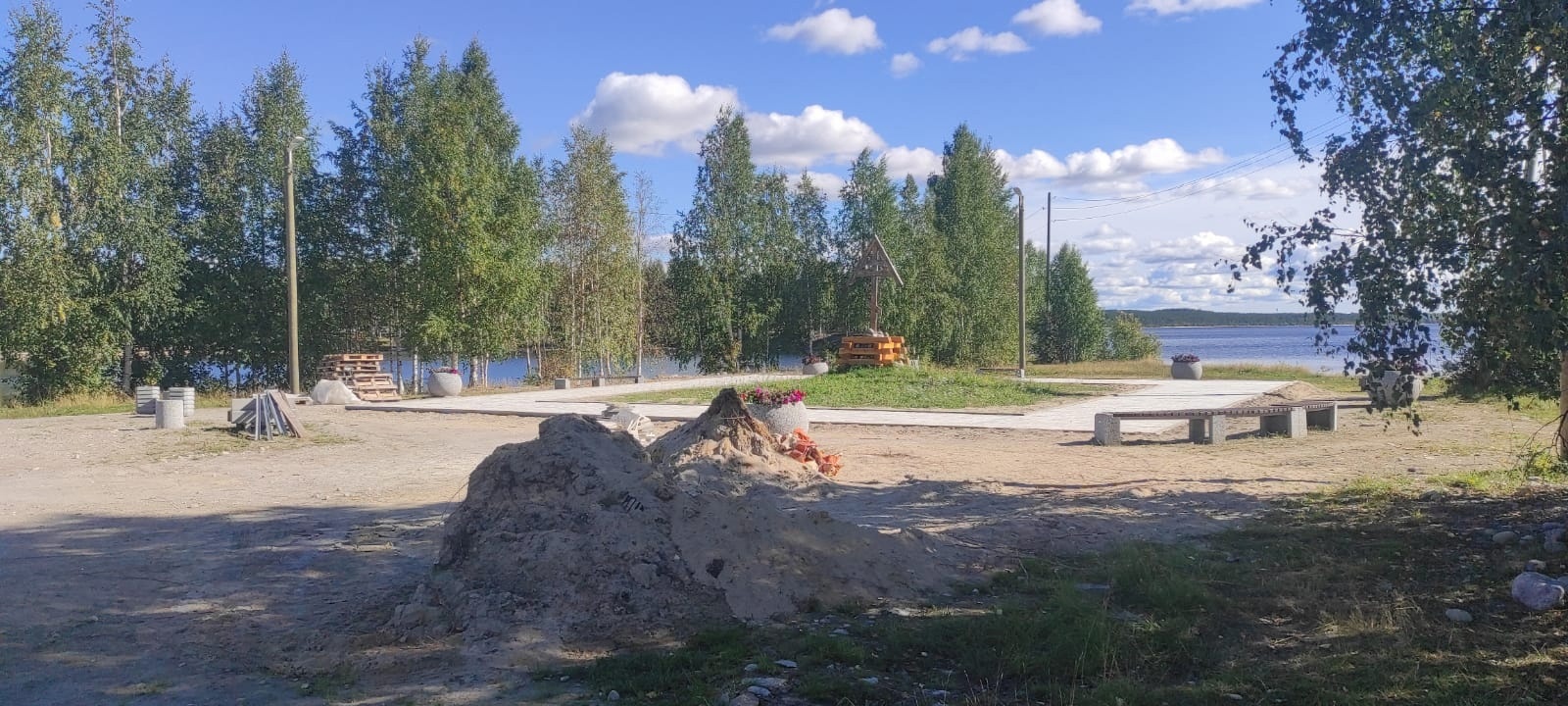 Runoranta-puistikko sijaitsee Lönnrotin männyn vieressä. Puistikon kunnostus sai alkunsa viime vuonna. Kuva: Karjalan kansallisuus- ja aluepolitiikan ministeriön VKontakte-sivu