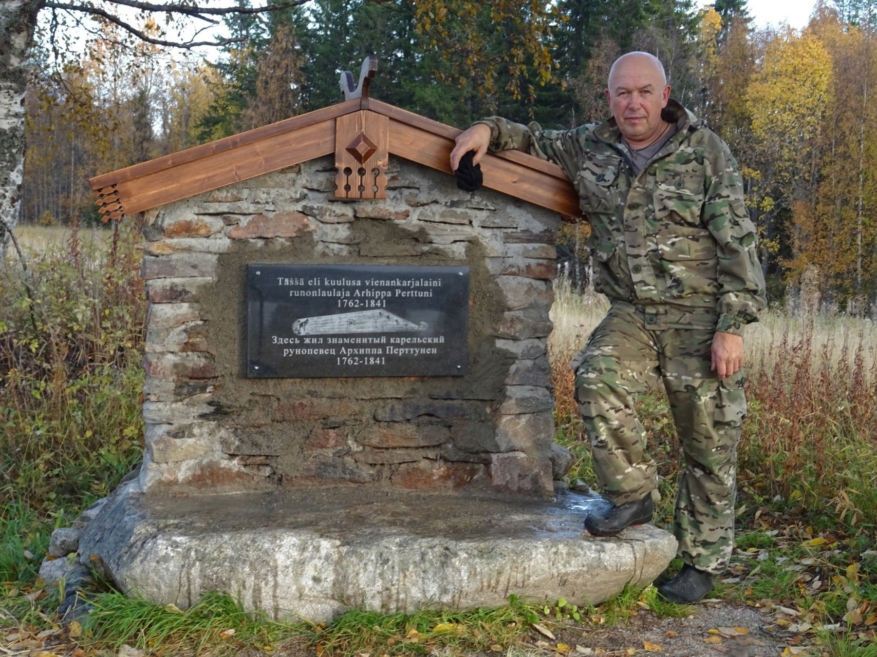 Igor’ Kirejev ta hänen käsin rakentama talon muotoni muistomerkki Latvajärveššä. Kuva: Igor’ Kirejevin kuva-arhiiva