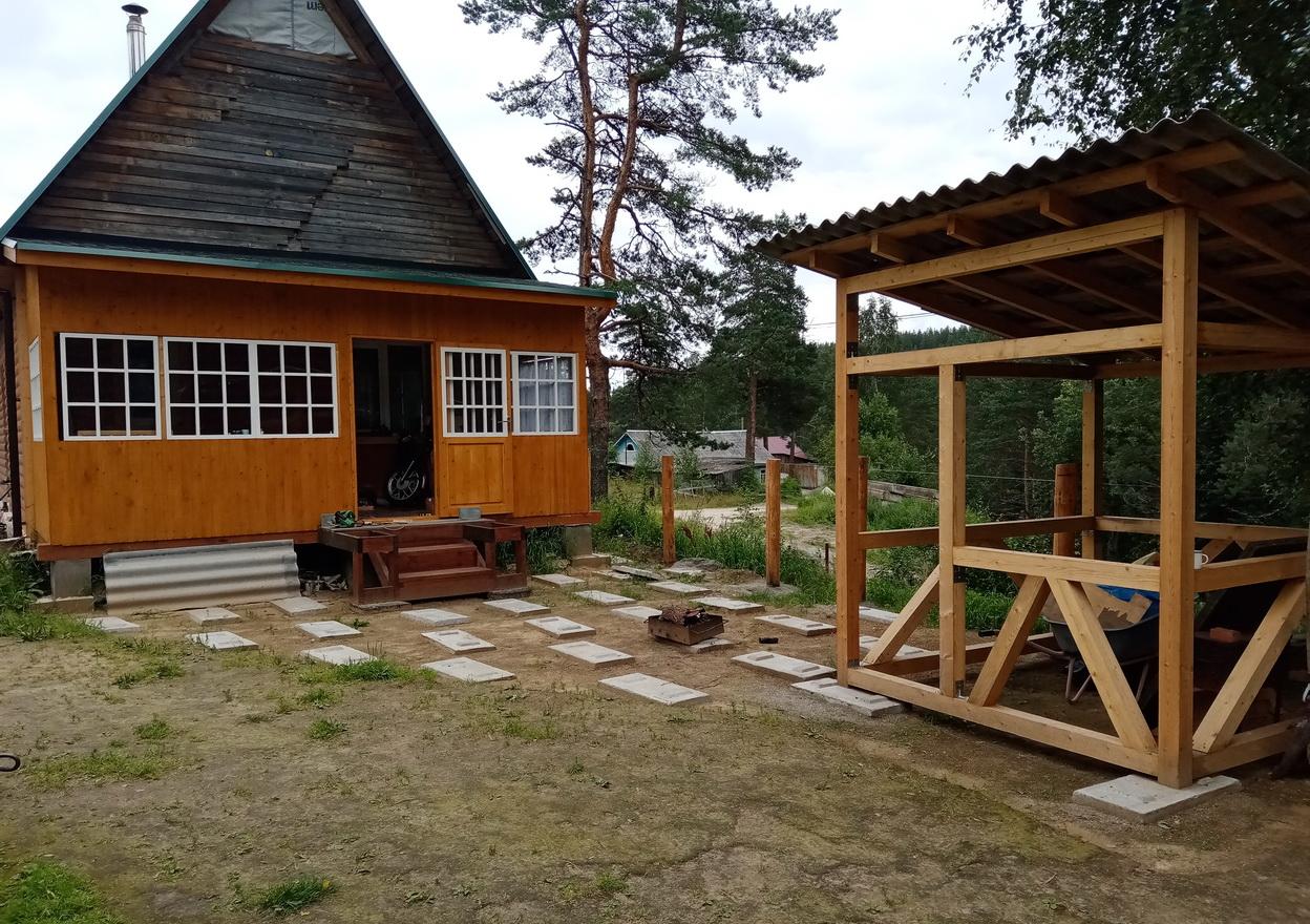Viime vuonna kuvauspaikan nykyinen omistaja rakensi taloon uuden lasikuistin. Nyt hän rakentaa puuterassia. Kuva: Jevgeni Šulga