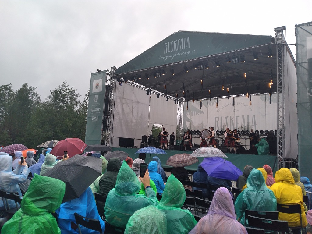 Sadesäästä huolimatta musiikkifestivaalilla kävi viime vuonna noin 4 000 vierasta. 0+. Kuva: Anna Umberg