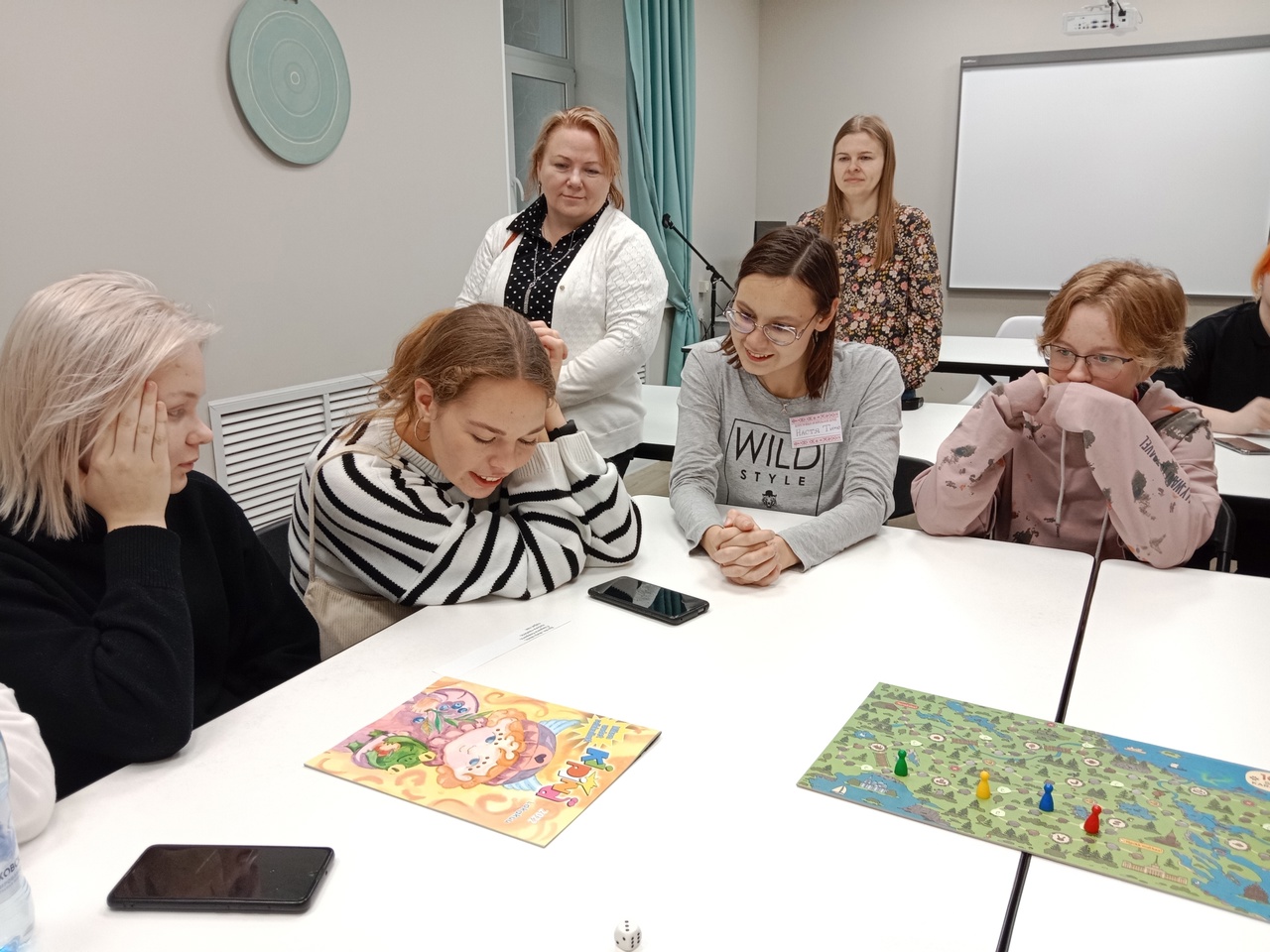 Yläluokkalaiset pelaavat 100 sanaa Karjalasta -lautapeliiä. Kuva: Jana Filimonkova 