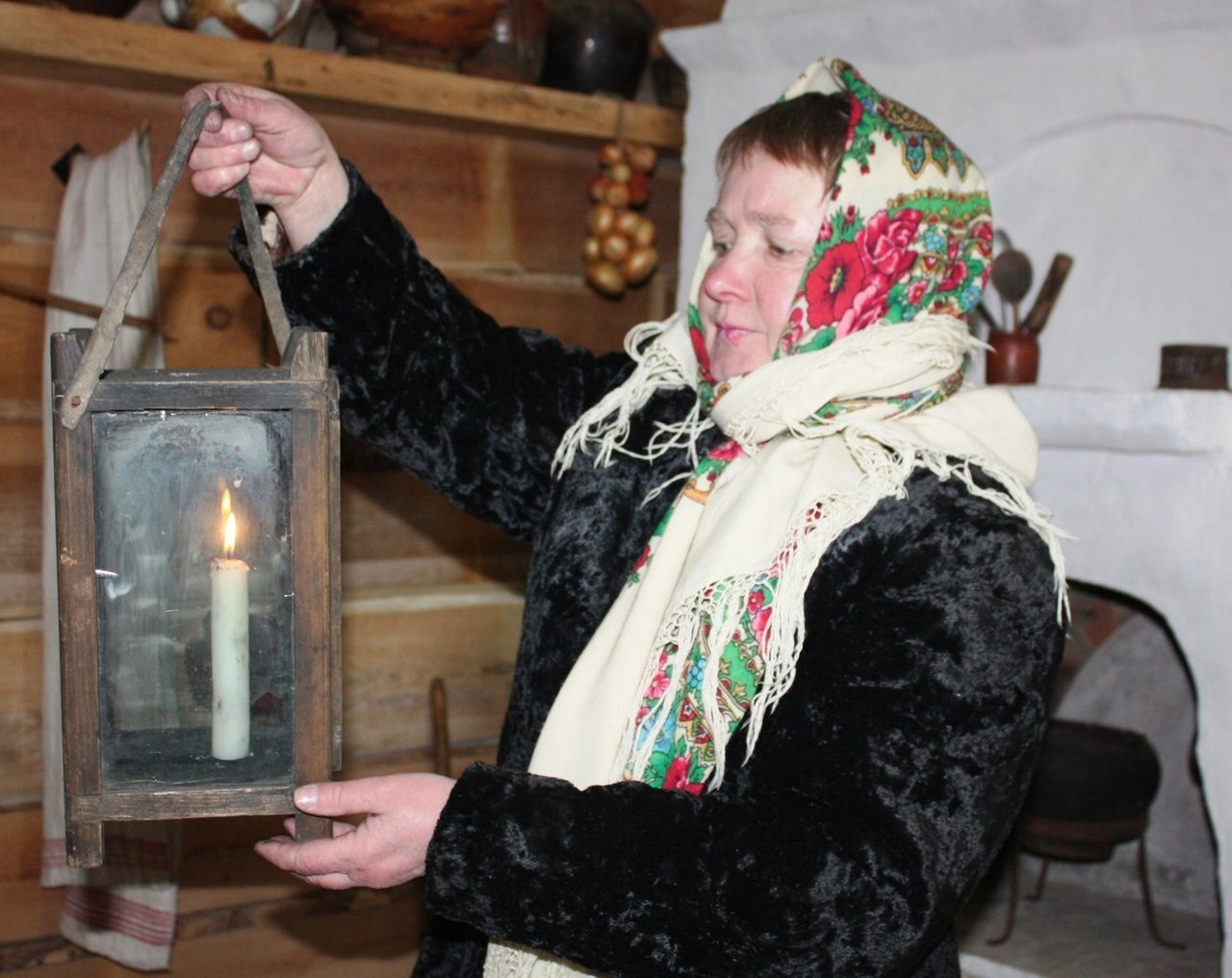 Svetlana Jeršova tegi suren panendan ičeze kodikülän vepsän kul’turan kaičendaha. Kuva: P’otr Vasiljev