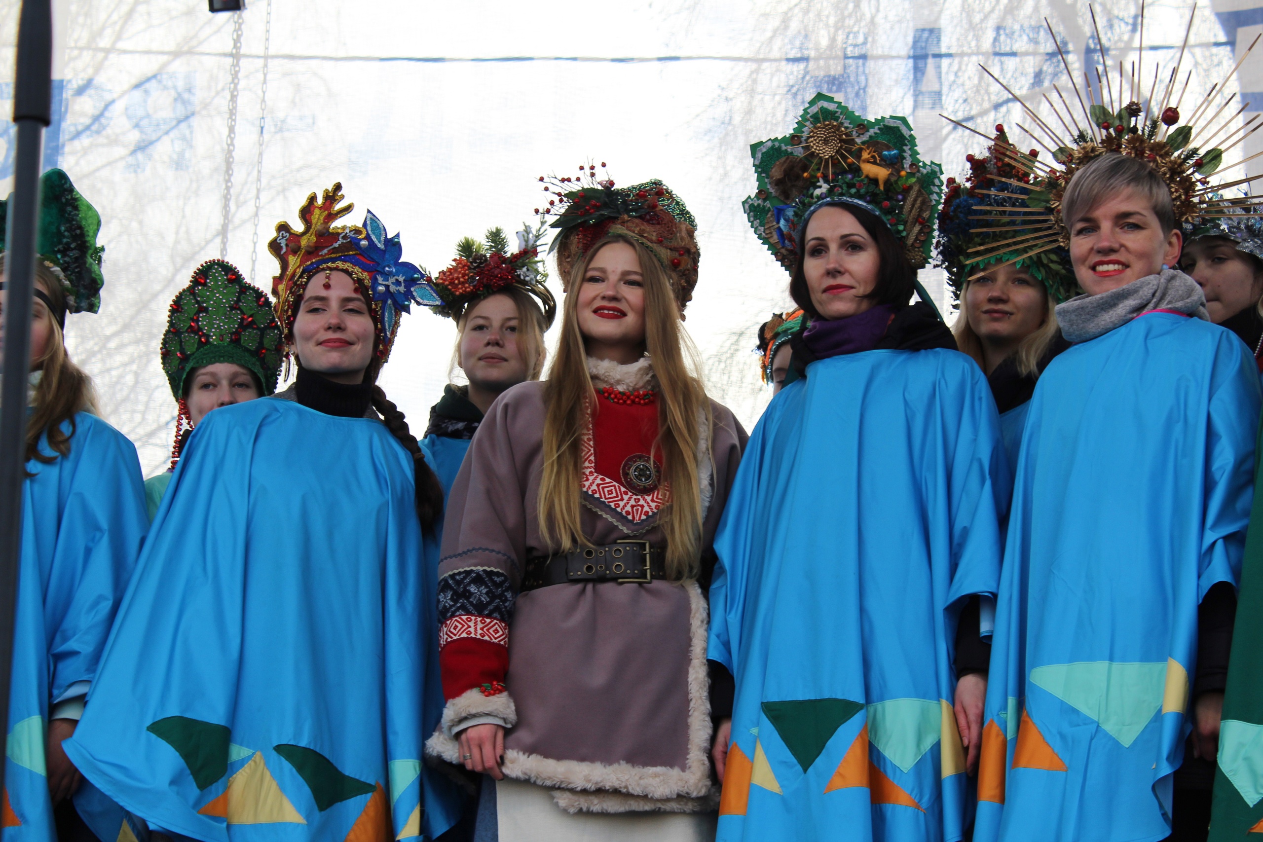 Näyttelyssä on esillä yli 30 Marjaine-tytön kruunua. 6+. Kuva: Petroskoin kaupunginhallituksen VKontakte-sivu