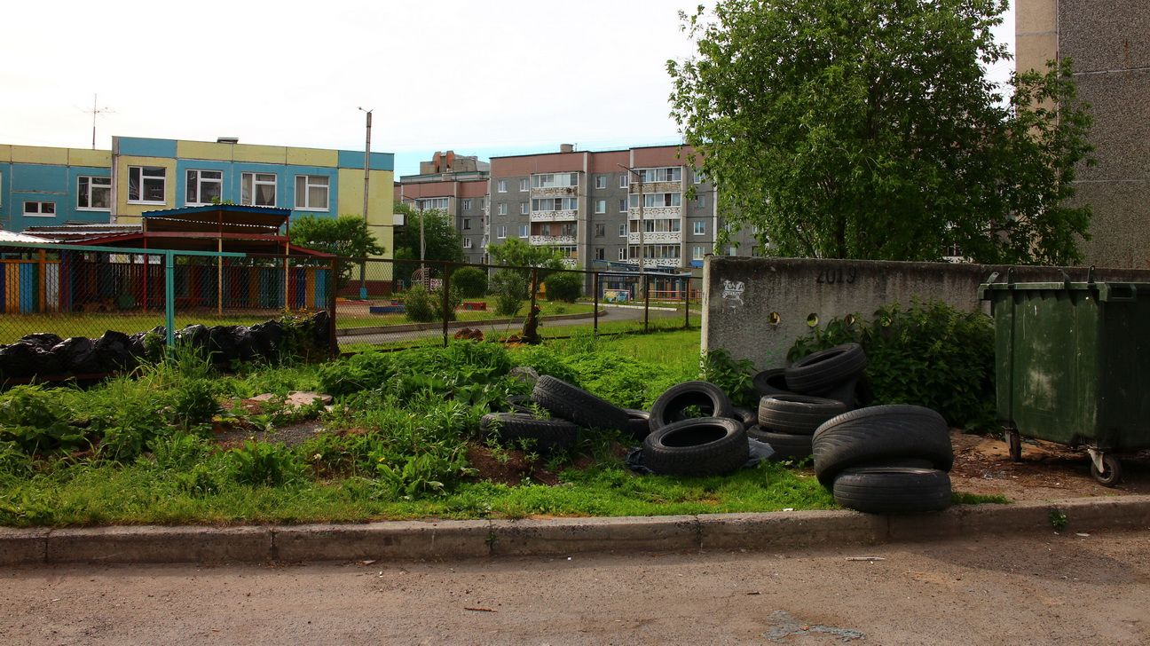 Käytettyjä autonrenkaita kertyy Petroskoissa tavallisesti hyvin paljon kiinteiden talousjätteiden keräyspaikkojen viereen. Kuva: Oleg Gerasjuk