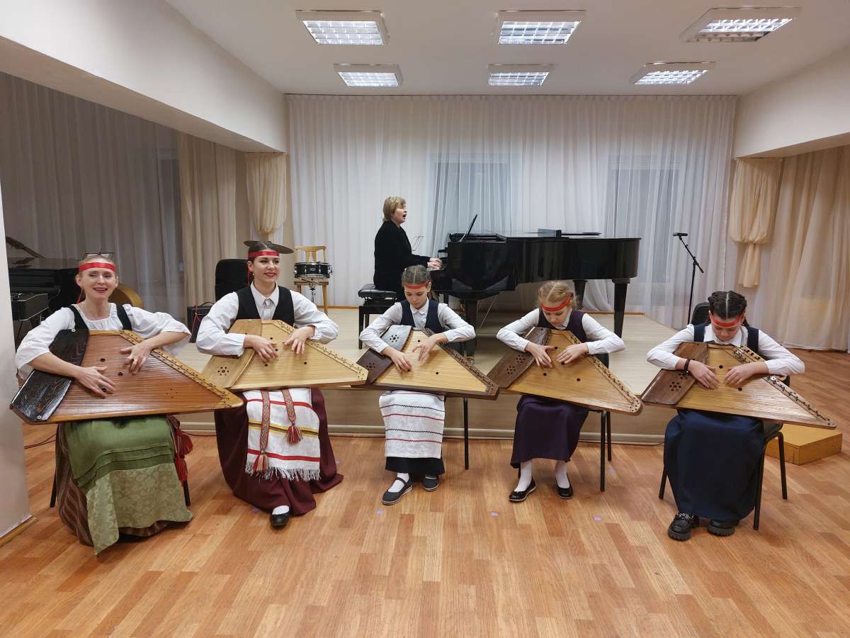 Teatterilaboratoriossa vammaiset nuoret oppivat soittamaan Karjalan kansojen perinteisiä soittimia, muun muassa kanteletta. 6+ Kuva: Inga Gajevskajan arkisto