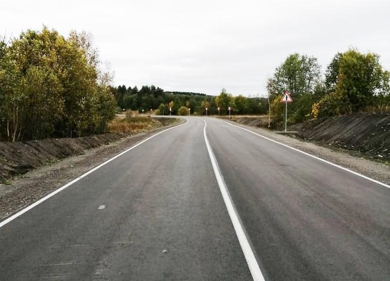 Tänä vuonna korjattiin 37 kilometriä Karhumäki—Suurlahti-tietä. Ensi vuonna korjaustöitä jatketaan. Kuva: Karjalan liikenneministeriön lehdistöpalvelu
