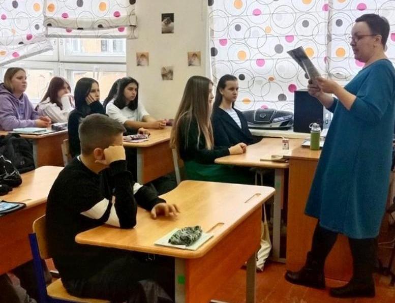 Kipinän toimittaja Natalja Denisova kertoo lapsille uutisen kirjoittamisen säännöistä. Kuva: Jana Filimonkova
