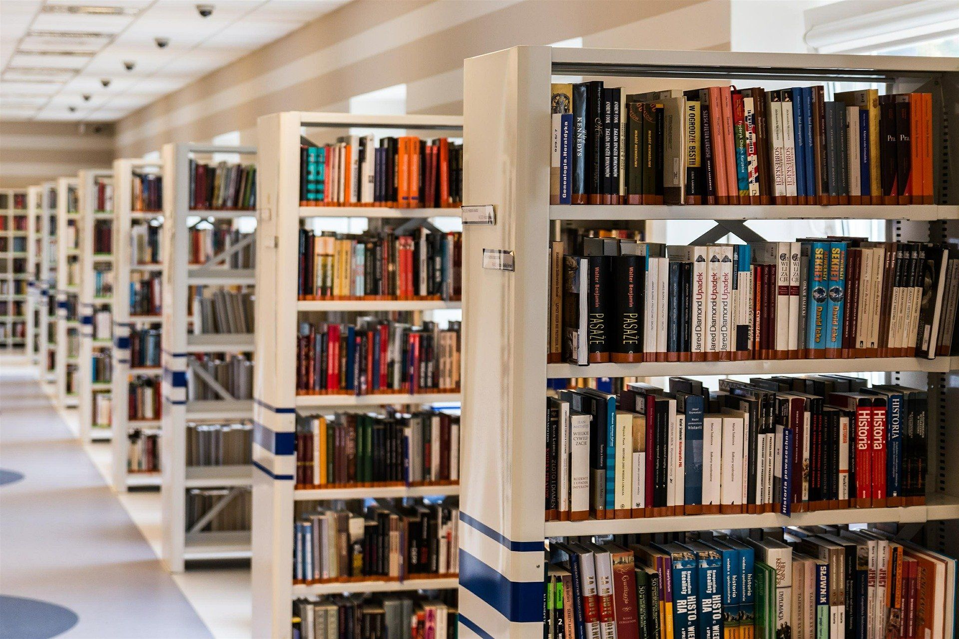 Kirjastoissa lukijoiden pitää edelleen noudattaa turvallisuussääntöjä. Kuva: pixabay.com