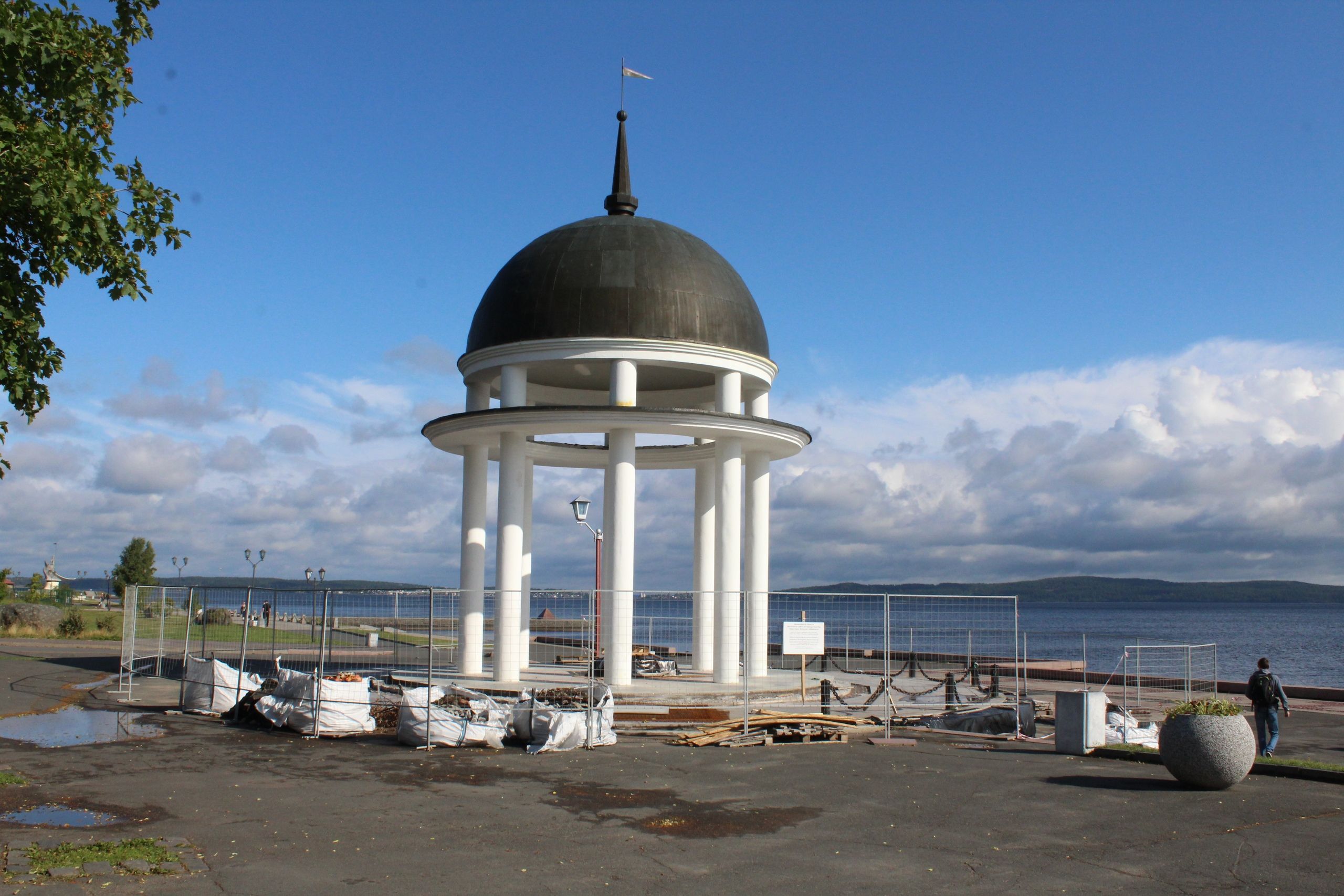 Rotunda-paviljongin kunnostuksen pitää päättyä elokuun puolivälissä. Kuva: Petroskoin kaupunginhallituksen VKontakte-sivu