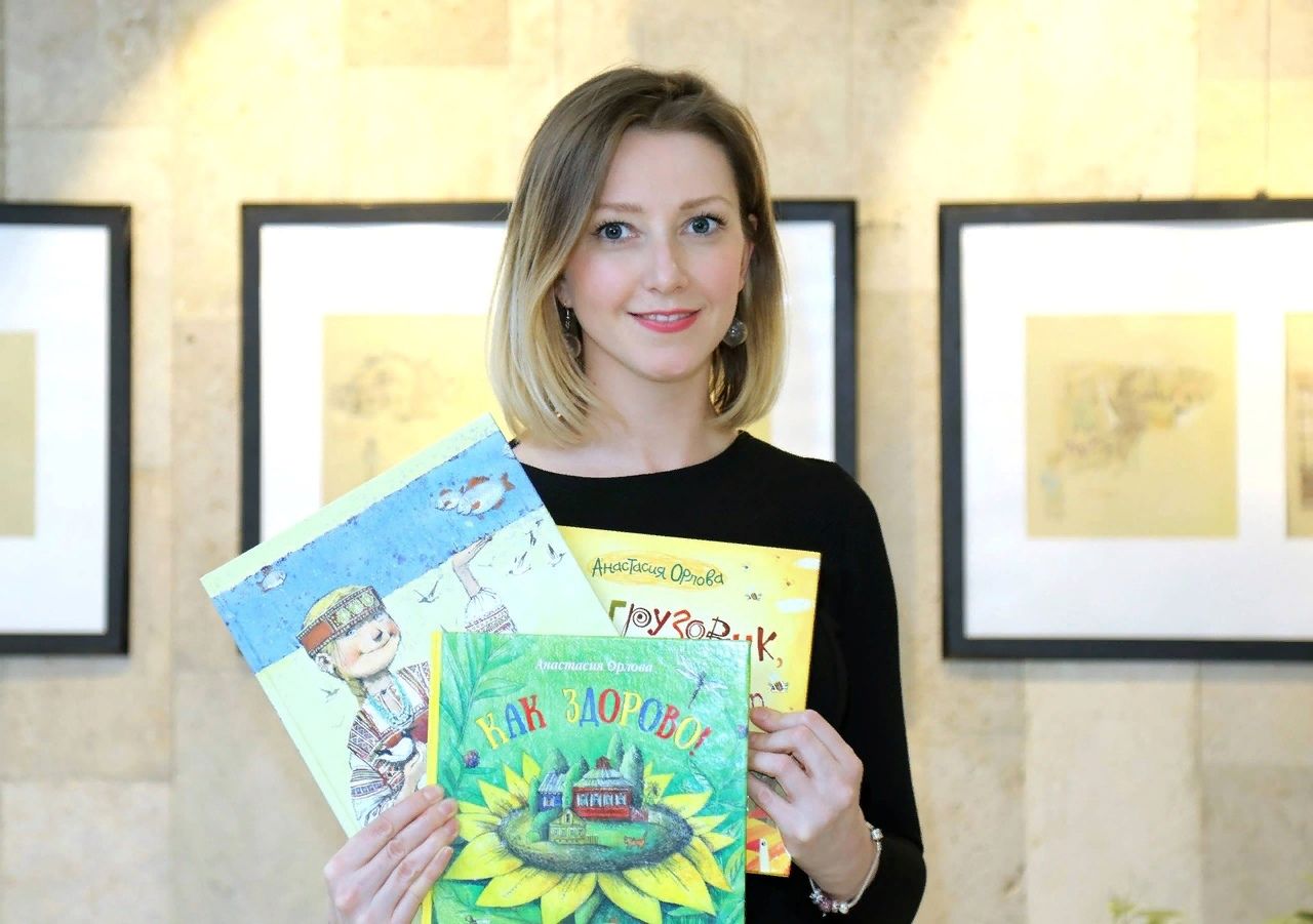 Kirjamarkkinoilla lastenkirjailija Anastasia Orlova esittelee kirjauutuuksiaan. 0+ Kuva: Karjalan kulttuuriministeriön kotisivut 