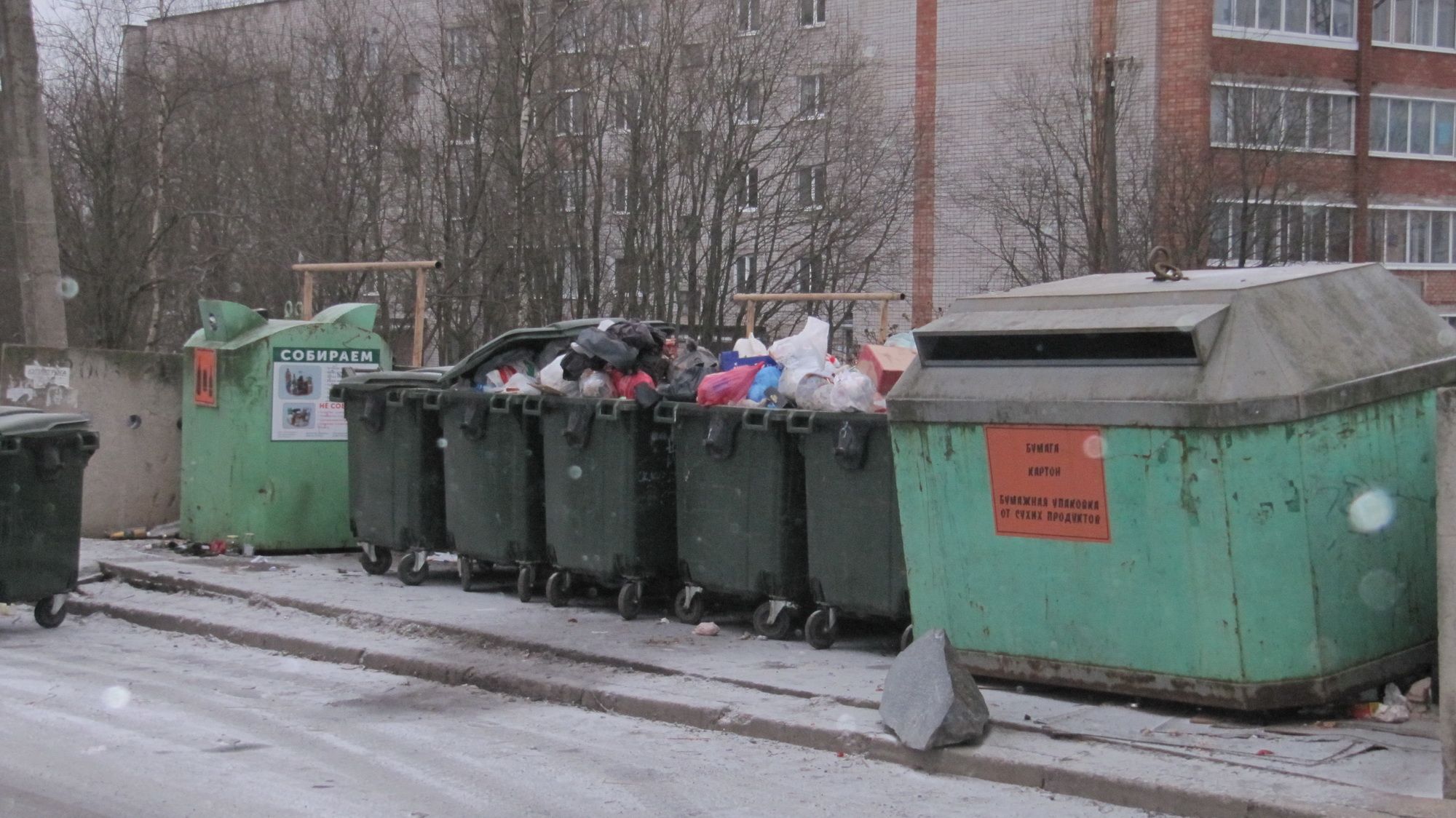 Petroskoilaiset pahoittelevat jätepisteiden roskaantumista. Kuva: Oleg Gerasjuk