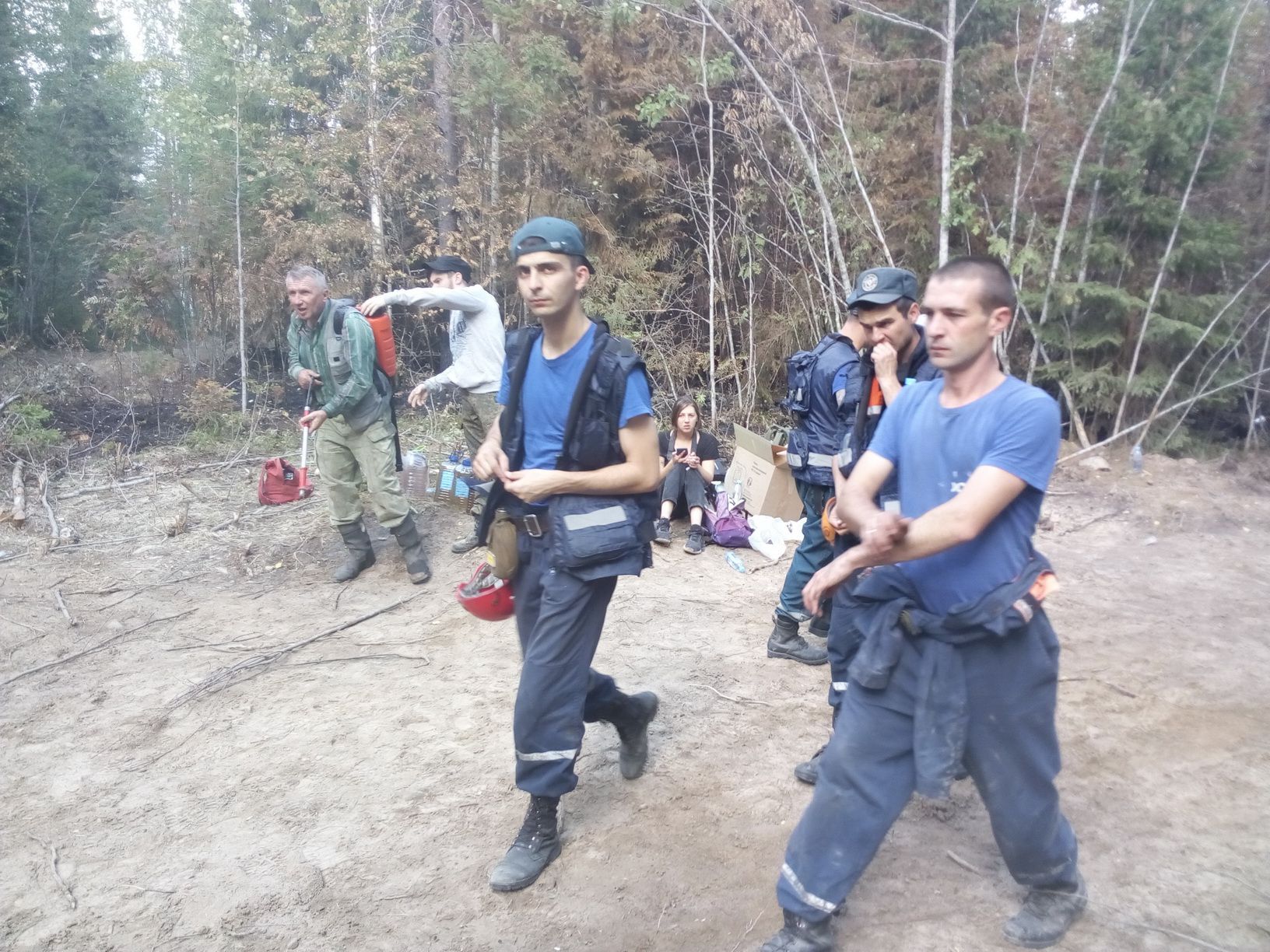 Vapaaehtoiset auttavat palomiehiä ja Naistenjärven asukkaita. Kuva: Andrei Kuznetsov