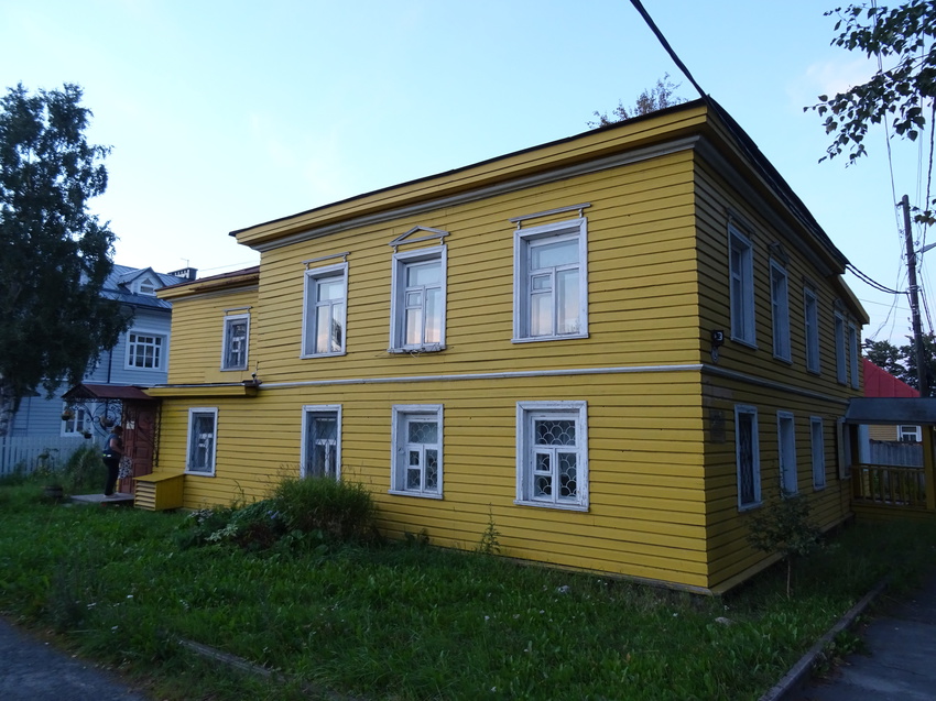 Yksityistettävän kiinteistön listalla on asumaton rakennus Petroskoin historiallisessa korttelissa. Kuva: foto-planeta.com
