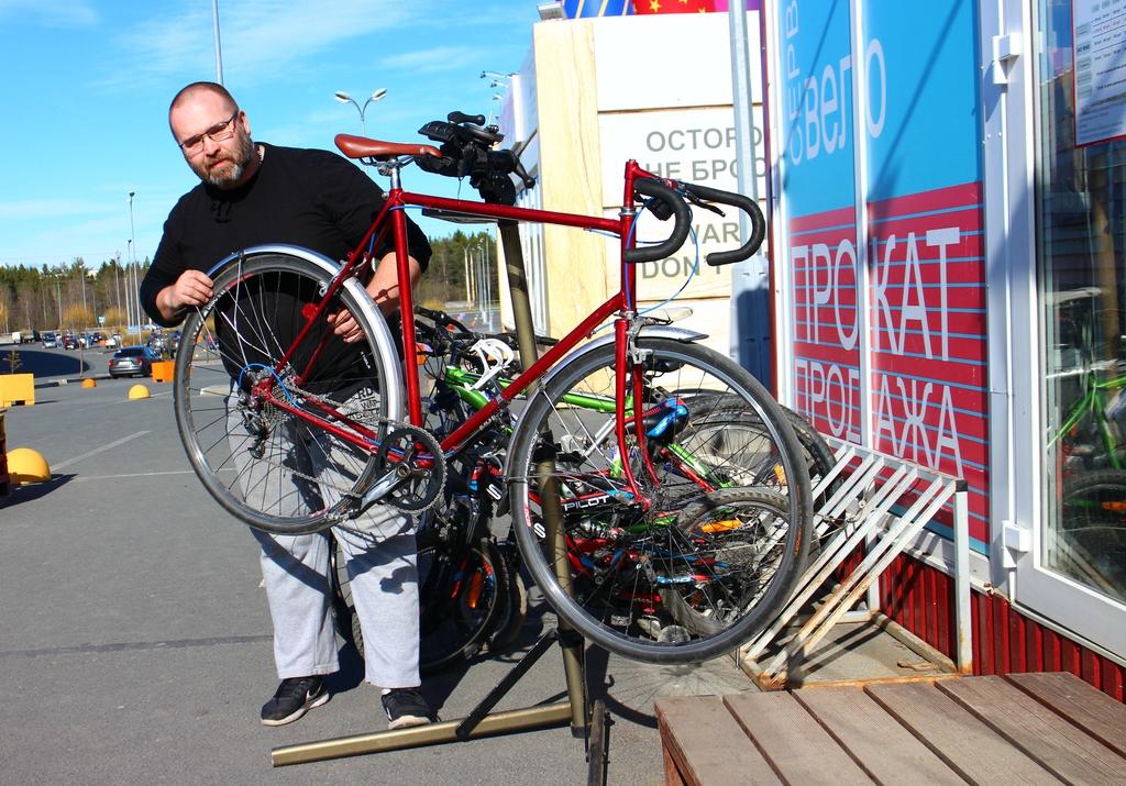 Petroskoilainen Dmitri Koparev on toiminut polkupyöräliikkeessä konsulttimyyjänä ja pyörien korjaajana vuodesta 2014. Kuva: Oleg Gerasjuk