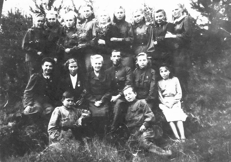 Uhtuon miinanraivuaja-šotilahien joukko, 1945. Kuva otettu jälkeläisien arhiivašta
