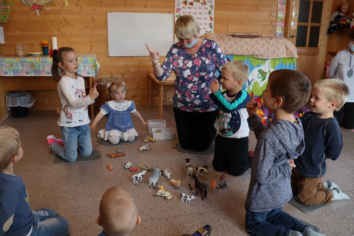 Vieljärven kielipesässä lapset oppivat mielellään lastenlauluja ja -loruja karjalan kielellä. Kuva: Julia Veselova